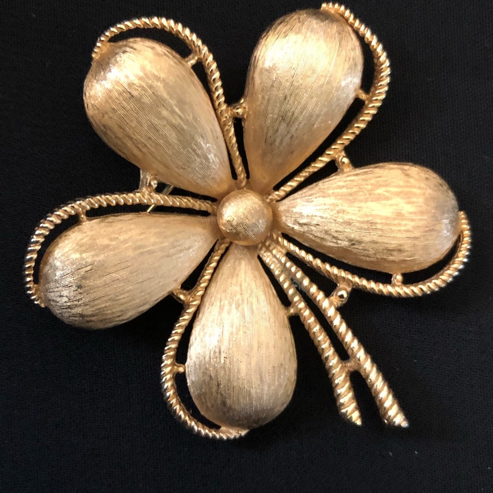 Crown Trifari Vintage Signed Brushed  Gold Tone Flower Brooch Beautifully Pin